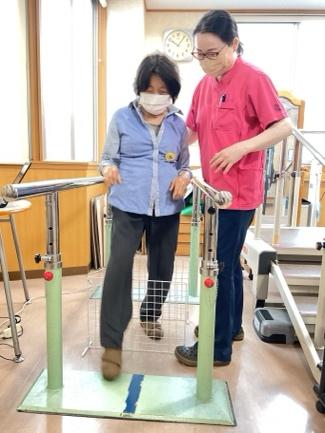 歩行器を使用する高齢者