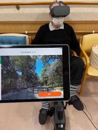 VRを使用する高齢者