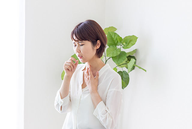 咳が苦しそうな女性